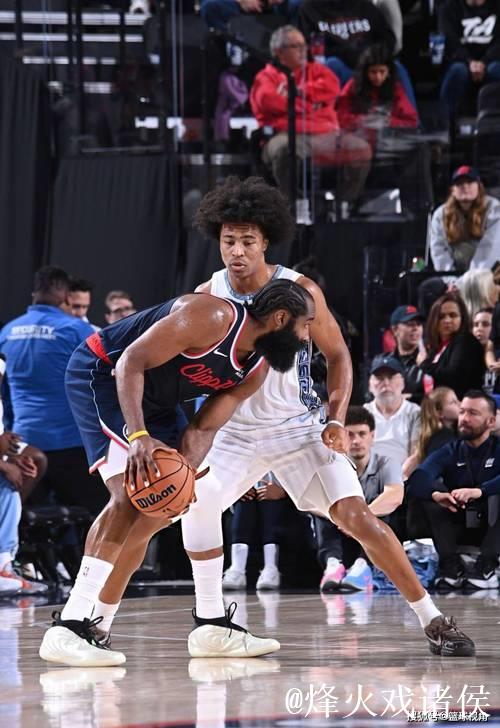 快船主场不敌灰熊遭遇4连败，哈登带伤出战贡献13分