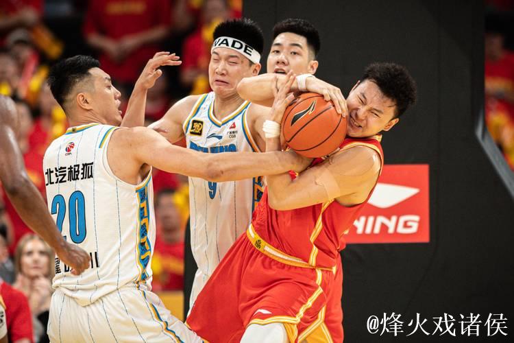 广厦胜利发布会：谦逊回应胜利，强调斗志弥补不足，表达对球迷的热爱